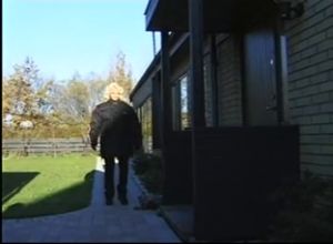 Глубоко трахает симпатичную шведку во все щели